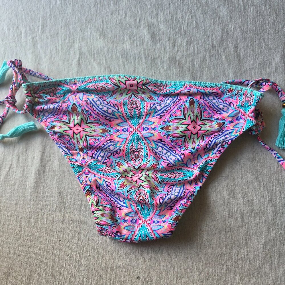 2 Pairs of bikini bottoms. XS - Picture 5 of 7